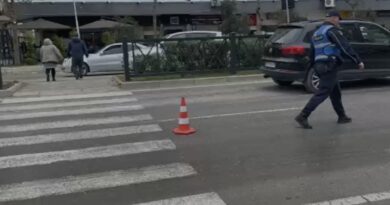 Makina përplas 57-vjeçaren në vijat e bardha në Vlorë, drejtuesi i mjetit largohet me shpejtësi nga vendngjarja