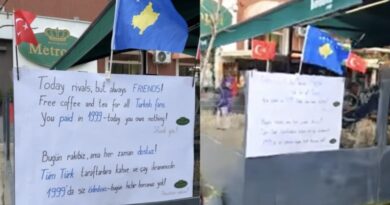 “Sot rivalë, por gjithmonë miq”, Kosova përballë Turqisë, në Prishtinë ofrohen kafe dhe çaj falas për fansat turq
