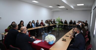 Kreu i ILD Artur Metani leksion me studentët e Universitetit “Luarasi”: Një ndër arritjet e reformës, ushtrimi i detyrës nga gjyqtarët e prokurorët pa trysni e presion