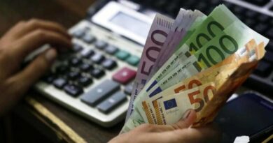 Leku po vijon të forcohet, ndërsa euro ka prekur nivelin më të ulët historik