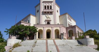 Rrafshohet “Vila e Zogut” në Durrës – Qeveria miraton kompleks pallatesh në kodër, poshtë prish ndërtesat për projektin TID!