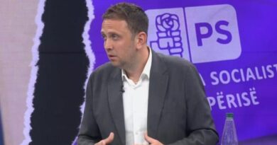 “E ulën nga fundi” – Deputeti socialist tregon pse u “mërzit” Elisa Spiropali: Në partinë tonë s’ka asnjë krizë