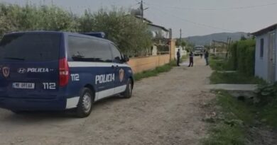 Lushnjë/ Gjendet i pajetë në rrugë 55-vjeçari, trupi dërgohet për autopsi