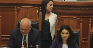 “Nuk është e lehtë të qëndrosh përballë këtij sistemi, mund të sulmohesh, denigrohesh dhe shantazhohesh”