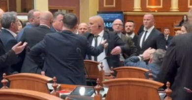 Dalin pamjet/ Momenti kur Noka hedh shishen e ujit në drejtim të Ballës: Do të rrjep si keç!