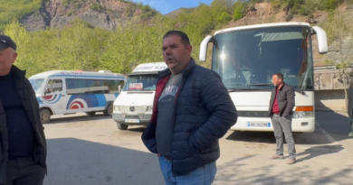 “Po ne të shkretët…”/ Nafta shtrenjtohet, rritet me 200 lekë bileta e transportit ndërqytetas Librazhd–Tiranë
