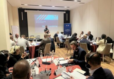 Lufta ndaj krimit e pastrimit të parave, Ambasada e SHBA: Autoritetet amerikane po trajnojnë zyrtarët e Shqipërisë, Kosovës dhe RMV për hetimin financiar