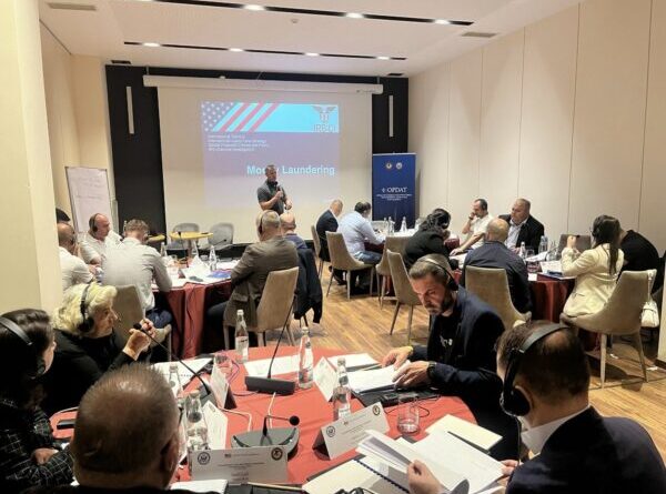 Lufta ndaj krimit e pastrimit të parave, Ambasada e SHBA: Autoritetet amerikane po trajnojnë zyrtarët e Shqipërisë, Kosovës dhe RMV për hetimin financiar