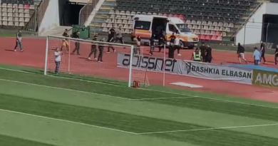 Tifozët e AF Elbasanit dhe KF Tiranës përleshje masive në fushë, ndërhyn policia! Ndeshja nisi me vonesë