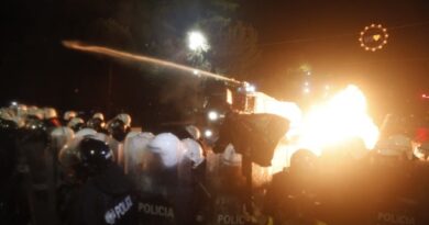 Protesta e PD/ U lënduan tre policë, procedohen penalisht 6 protestues dhe deputeti Klevis Balliu