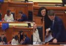 Ministri i Jashtëm ulet te karrigia e Ramës, punonjësja e Kuvendit i kërkon të ngrihet!