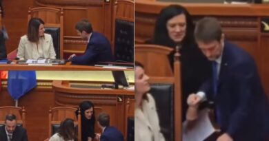 Ministri i Jashtëm ulet te karrigia e Ramës, punonjësja e Kuvendit i kërkon të ngrihet!