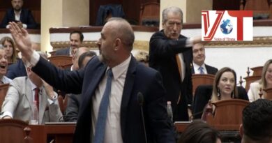 “Nuk jam Niko unë! Kur të të vijë radha”, Peleshi nuk i jep fjalën Manjës, opozita duartroket
