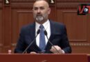 “Të kërkoj ndjesë që të ula gradat”, Manja i përgjigjet me ironi Peleshit: Në vend të ndjesës sime publike, dominoi cinizmi yt me mikrofon