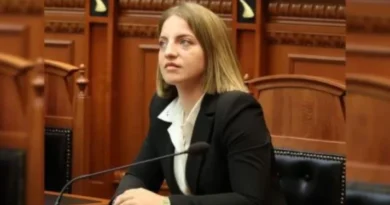 “Në kërkim” nga socialistët/ Marjana Koçeku reagon pas njoftimit të largimit nga PS dhe fikjes së telefonit