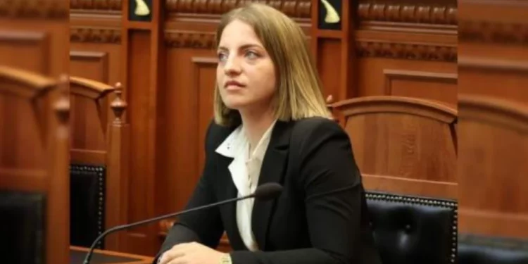 “Në kërkim” nga socialistët/ Marjana Koçeku reagon pas njoftimit të largimit nga PS dhe fikjes së telefonit