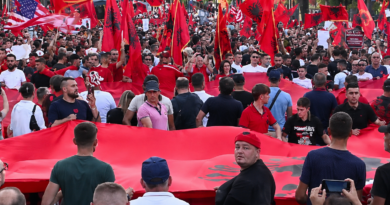 Uragani i protestuesve mbulon bulevardin/ Shpaloset pankarta gjigante: Ne jemi ata që sakrifikuam çdo gjë për familjet që të mbijetojnë, ju i harruat!