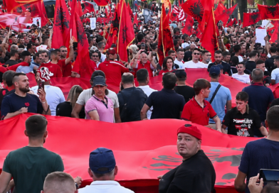 Uragani i protestuesve mbulon bulevardin/ Shpaloset pankarta gjigante: Ne jemi ata që sakrifikuam çdo gjë për familjet që të mbijetojnë, ju i harruat! Uragani i protestuesve mbulon bulevardin/ Shpaloset pankarta gjigante: Ne jemi ata që sakrifikuam çdo gjë për familjet që të mbijetojnë, ju i harruat!