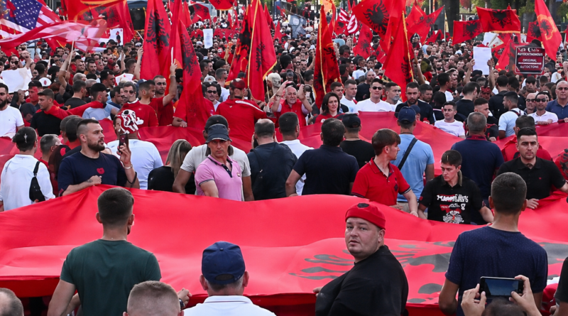 Uragani i protestuesve mbulon bulevardin/ Shpaloset pankarta gjigante: Ne jemi ata që sakrifikuam çdo gjë për familjet që të mbijetojnë, ju i harruat! Uragani i protestuesve mbulon bulevardin/ Shpaloset pankarta gjigante: Ne jemi ata që sakrifikuam çdo gjë për familjet që të mbijetojnë, ju i harruat!