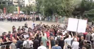 Tensione në Tiranë, protestuesit kalojnë gardhin metalik të vendosur nga policia