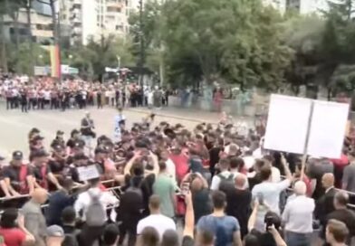 Tensione në Tiranë, protestuesit kalojnë gardhin metalik të vendosur nga policia
