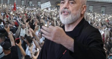 “Dorëheqje, jo dialog!”/ Protestuesit i përgjigjen ftesës së kryeministrit: Rama n’burg, Berisha n’burg!