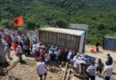 Protestuesit mësyjnë në Kakome, hiqet rrethimi dhe shkatërrohen godinat e rojeve