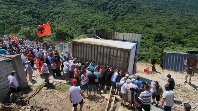 Protestuesit mësyjnë në Kakome, hiqet rrethimi dhe shkatërrohen godinat e rojeve