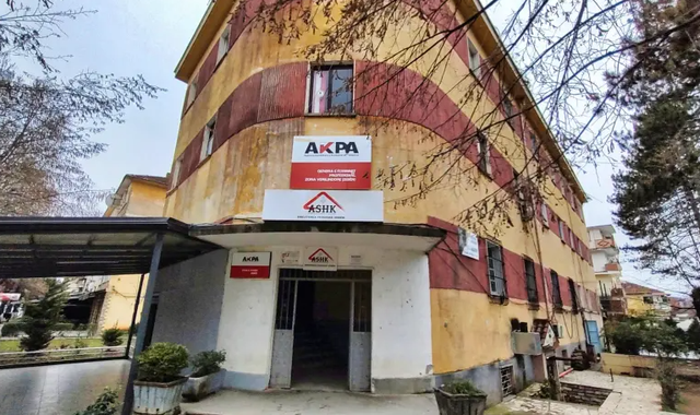Prokuroria lëshon 14 urdhër-arreste për zyrtarë të Kadastrës së Dibrës Prokuroria lëshon 14 urdhër-arreste për zyrtarë të Kadastrës së Dibrës