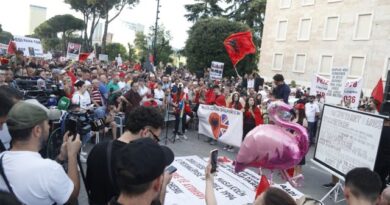 “15 ditë bashkë, zgjuam SPAK dhe drejtësinë”/ Protestuesi mesazh Ramës: Turistët i ke midis nesh, ty të kanë ikur patronazhistët