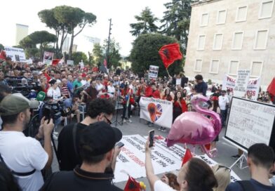 “15 ditë bashkë, zgjuam SPAK dhe drejtësinë”/ Protestuesi mesazh Ramës: Turistët i ke midis nesh, ty të kanë ikur patronazhistët “15 ditë bashkë, zgjuam SPAK dhe drejtësinë”/ Protestuesi mesazh Ramës: Turistët i ke midis nesh, ty të kanë ikur patronazhistët