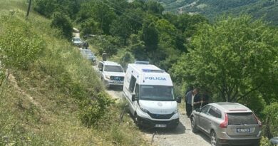 Ilir Meta lë përkohësisht burgun, mbërrin në Skrapar për varrimin e të atit!