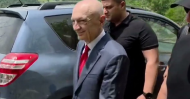 Meta takohet me familjarët pas ceremonisë mortore, niset drejt qelisë!