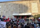 Protesta përpara Kryeministrisë për Zvërnecin, qytetarët çajnë kordonin e policisë