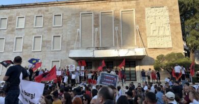 Protesta përpara Kryeministrisë për Zvërnecin, qytetarët çajnë kordonin e policisë