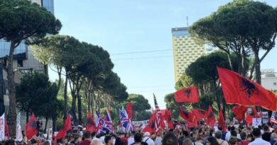 “Shqipëri e re”, nis protesta e 14-të në kryeqytet, qytetarët mblidhen përpara Kryeministrisë