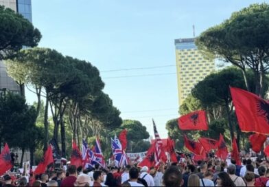 “Shqipëri e re”, nis protesta e 14-të në kryeqytet, qytetarët mblidhen përpara Kryeministrisë