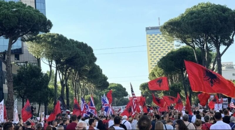 “Shqipëri e re”, nis protesta e 14-të në kryeqytet, qytetarët mblidhen përpara Kryeministrisë