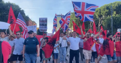 Arsyeja pse në protestën e sotme të qytetarëve ka shumë flamuj britanikë