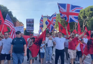 Arsyeja pse në protestën e sotme të qytetarëve ka shumë flamuj britanikë