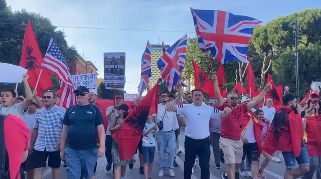 Arsyeja pse në protestën e sotme të qytetarëve ka shumë flamuj britanikë
