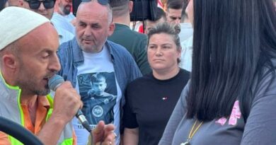 “E çova në shkollë dhe nuk m’u kthye”/ Nëna e Martin Canit mesazh në protestë: Jam me ju për fëmijën tim dhe fëmijët shqiptarë