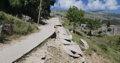 Rruga e pakalueshme/ U dëmtua nga shirat, tani ka bllokuar një lagje të Gjirokastrës. Banorët thirrje bashkisë