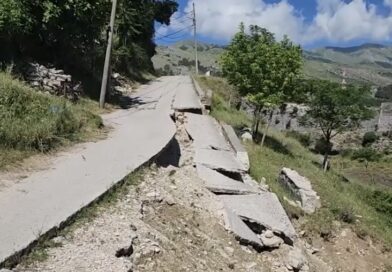 Rruga e pakalueshme/ U dëmtua nga shirat, tani ka bllokuar një lagje të Gjirokastrës. Banorët thirrje bashkisë
