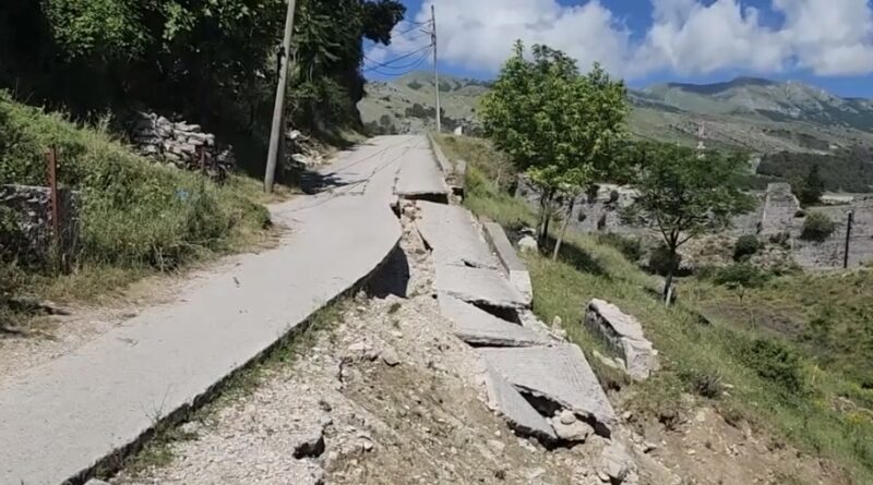 Rruga e pakalueshme/ U dëmtua nga shirat, tani ka bllokuar një lagje të Gjirokastrës. Banorët thirrje bashkisë