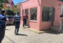 Përplasje fizike në GJKKO, vëllezërit nga Tropoja gjakosin të pandehurin brenda kafazit të xhamit. Ndërhyn policia!