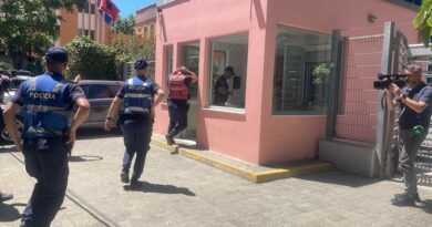 Përplasje fizike në GJKKO, vëllezërit nga Tropoja gjakosin të pandehurin brenda kafazit të xhamit. Ndërhyn policia!