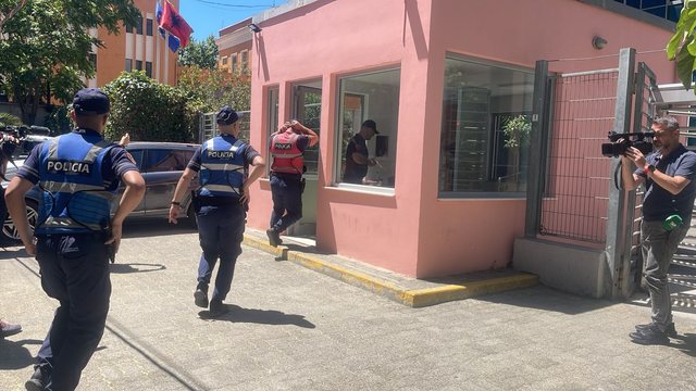 Përplasje fizike në GJKKO, vëllezërit nga Tropoja gjakosin të pandehurin brenda kafazit të xhamit. Ndërhyn policia!