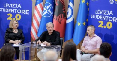 “U bëhet presion studentëve për provimet”/ Berisha në protestë? Lideri i opozitës: Nuk shkojmë me simbolet e PD, qytetarët janë aty se kërkojnë qeveri teknike