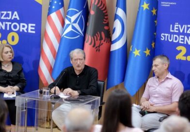 “U bëhet presion studentëve për provimet”/ Berisha në protestë? Lideri i opozitës: Nuk shkojmë me simbolet e PD, qytetarët janë aty se kërkojnë qeveri teknike